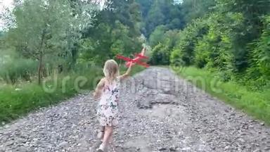 可爱的小女孩在公园玩飞机玩具在日落黄金时间儿童天真的游戏观念慢